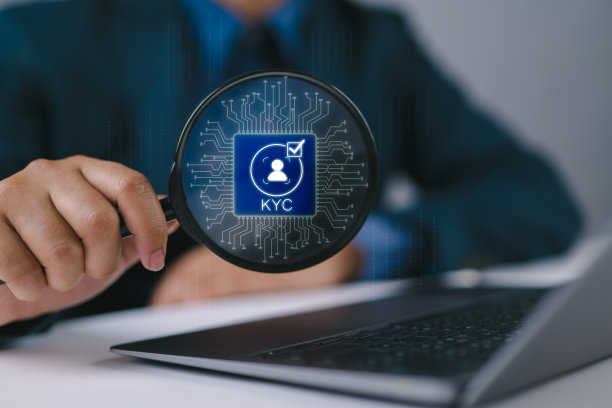 了解你的客户(KYC)概念。人们使用放大镜聚焦来识别验证系统，以增加财务安全性和访问个人财务数据。生物识别技术的安全。图片下载