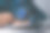 了解你的客户(KYC)概念。人们使用放大镜聚焦来识别验证系统，以增加财务安全性和访问个人财务数据。生物识别技术的安全。图片下载