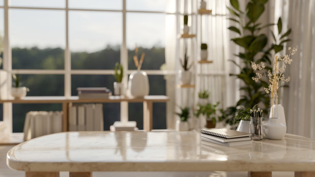 在一个现代的房间里，大理石咖啡桌上展示产品的空间。特写图片图片下载