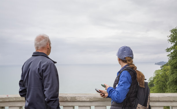 一男一女从观景台上看海湾图片下载