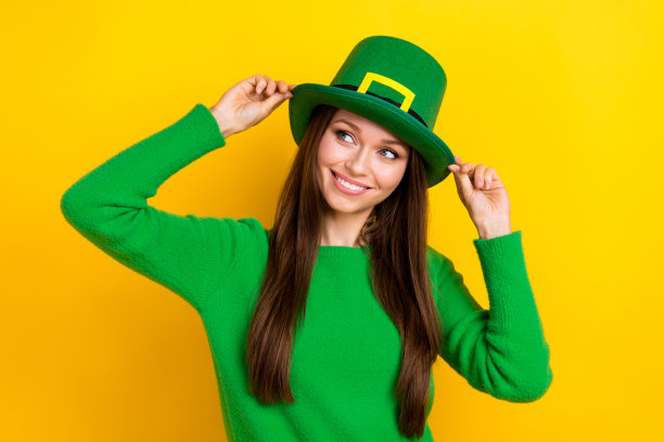 照片正面漂亮的人的手触摸帽子看空空间孤立在黄色的背景图片下载