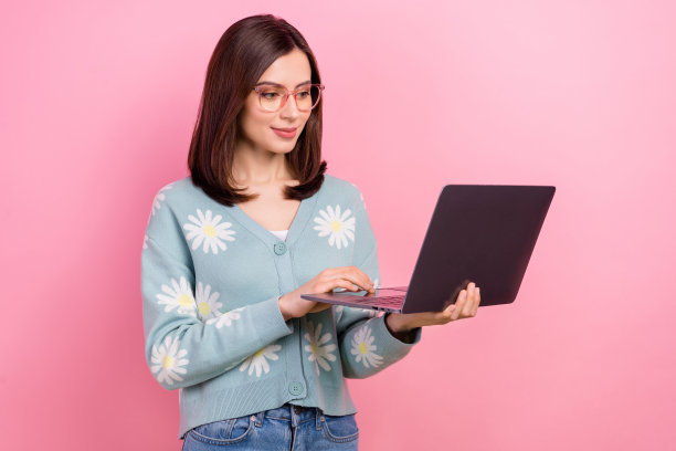 照片中，年轻迷人的女学生正准备最后一次考试，她戴着粉红色背景的眼镜，用她的新宏碁笔记本电脑图片下载