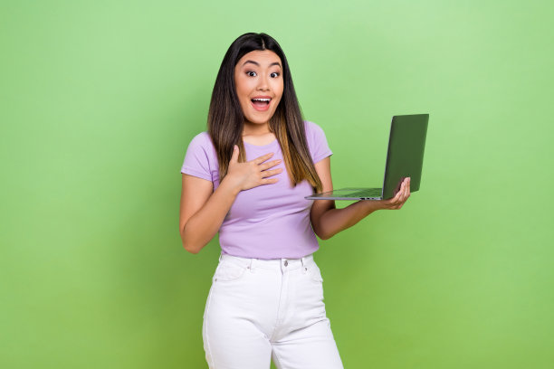 日本女子紫色t恤手胸拿上网本惊讶购物提供farfetch商店孤立的绿色背景的照片图片下载