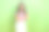照片中，迷人的日本韩国年轻女子双臂交叉，看起来空无一人，穿着时髦的紫色衣服，孤立在绿色的背景下图片下载