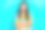 照片中开朗梦幻的女士穿着印花t恤，双臂折叠，看起来空落落的蓝色背景图片下载