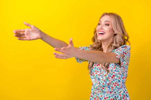 欢快可爱的女友的侧面照片，穿着时髦的沙拉芬拥抱朋友，在黄色背景下看起来空荡荡的图片下载