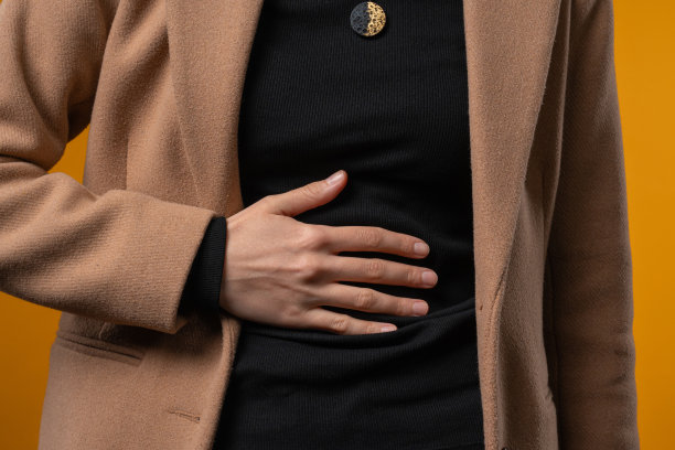 女商人用手捏肚子。腹痛，胃痛。保健，月经痉挛或肠胀气的概念问题图片下载