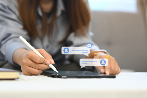 近距离观察年轻女子使用带有通知图标的数字平板电脑。社交媒体和传播概念图片下载