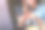 一个年轻女子使用智能手机和笔记本电脑的特写图片图片下载