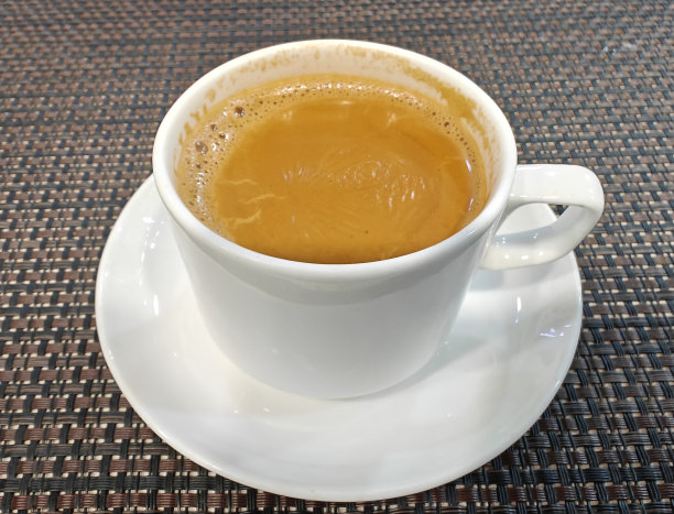 芳香的新鲜咖啡在白色的杯子-购买高品质的饮料照片图片下载