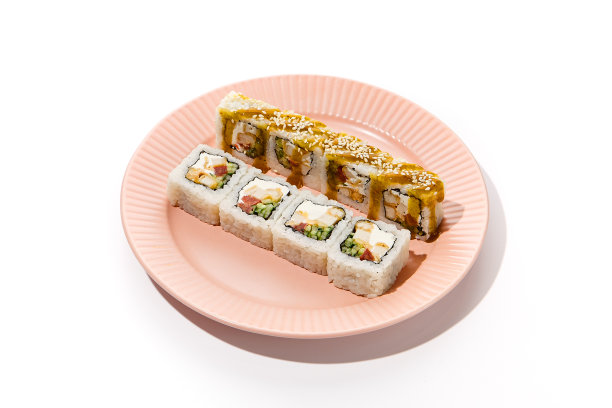 新鲜的天妇罗鸡肉和蔬菜寿司卷淋上咖喱酱-彩色烹饪库存照片图片下载