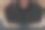 健身房训练。广告产品和他们的蒙太奇在照片的地方。一名女子在健身房用杠铃和哑铃锻炼。照片中只能看到身体的一部分。黑色背景。图片下载