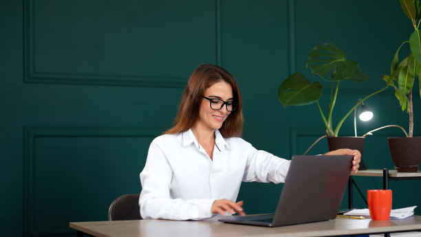 在她现代化的办公室里工作的女商人，审阅交给她的文件或发票。适合专业工作、办公效率、财务管理等主题。图片下载