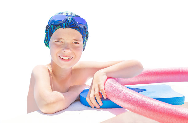 积极的孩子戴着帽子和运动护目镜准备学习专业游泳。孤立在白色上。图片下载