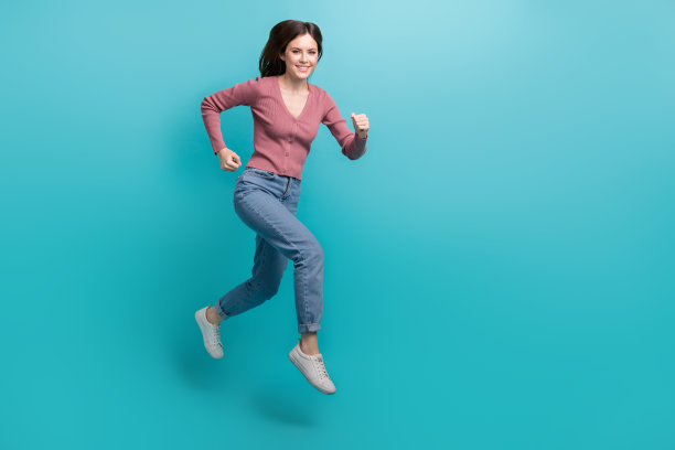 完整的照片年轻的快女孩跳快快的速度激发商务女士步骤改进孤立的青色背景图片下载