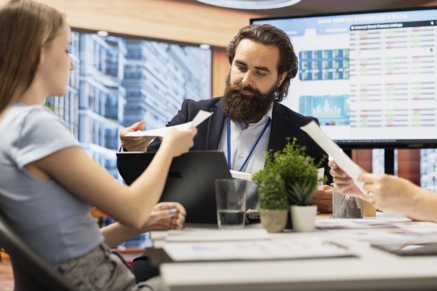 向客户提供买入、卖出或持有股票建议的经纪人图片下载