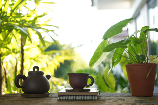 阳台上的棕色木制茶杯和陶制茶壶让人心旷神怡图片下载