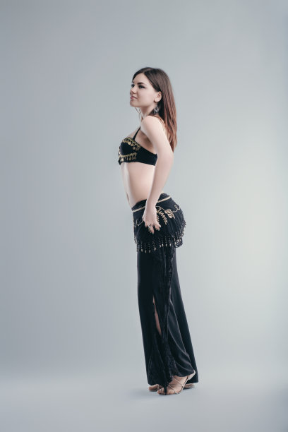 年轻女子穿着传统服装跳东方舞图片下载