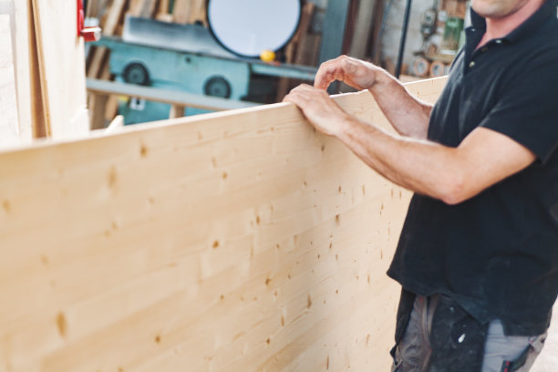 木匠在作坊里摆弄木头图片下载