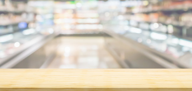 空木桌面与超市模糊背景的产品展示图片下载