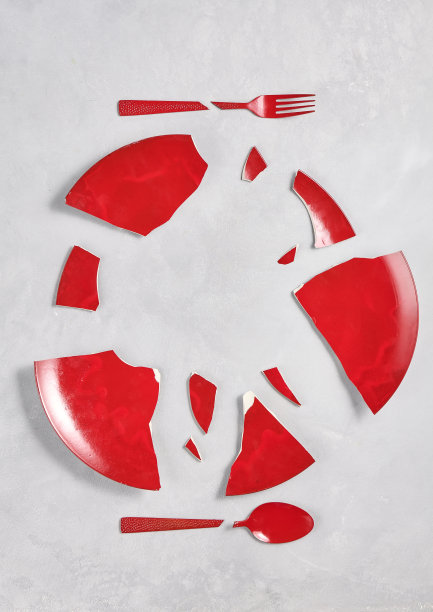 菜单背景下红色盘子和餐具的概念解构图片下载