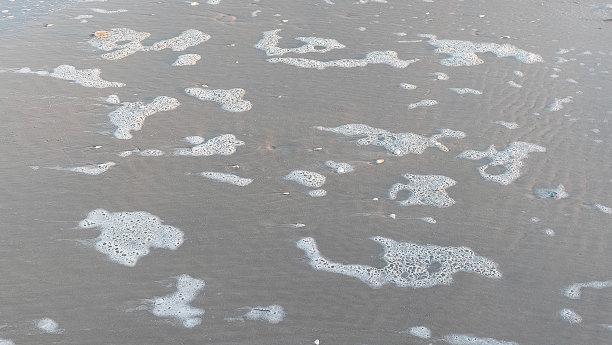 晚上海滩上的泡沫，照片的特写图片下载