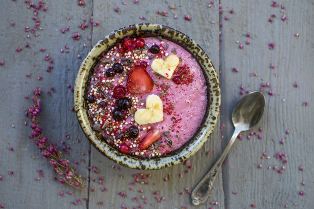 正上方是餐桌上碗里早餐的照片图片下载