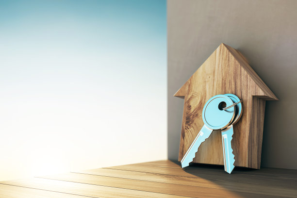 木屋形状的钥匙架，钥匙放在桌子上。三维渲染图片下载