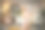 小女孩在家里用毛笔和水彩在帆布架上作画图片下载