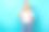 照片微笑满意的博主年轻女孩金发卷发阅读手机选项界面更新孤立的海蓝宝石色背景图片下载