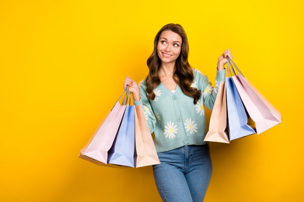 梦幻的可爱女士的照片戴蓝色的花装饰印刷持有包装购物日看空空间提供孤立的黄色背景图片下载