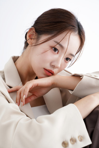 一个穿着夹克的年轻女子的时尚肖像图片下载