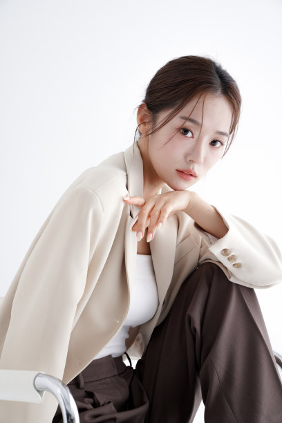 一个穿着夹克的年轻女子的时尚肖像图片下载