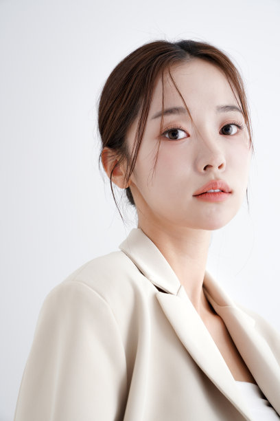 一个穿着夹克的年轻女子的时尚肖像图片下载