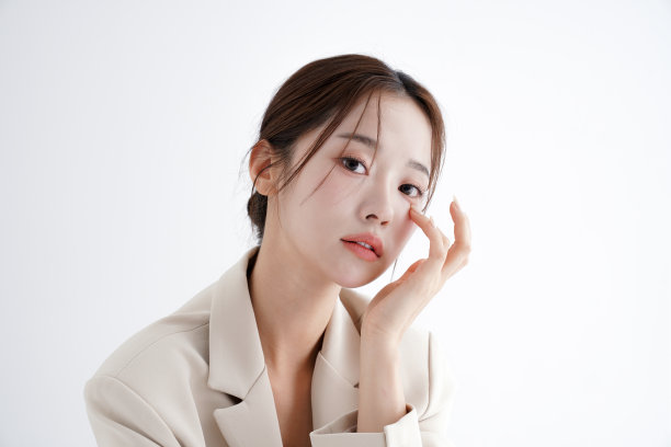 一个穿着夹克的年轻女子的时尚肖像图片下载