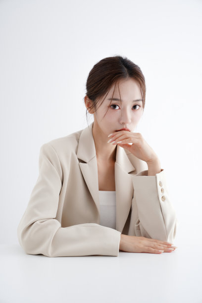 一个穿着夹克的年轻女子的时尚肖像图片下载