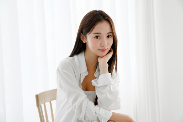 美丽的年轻女子在打理自己的头发图片下载