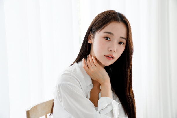 美丽的年轻女子在打理自己的头发图片下载