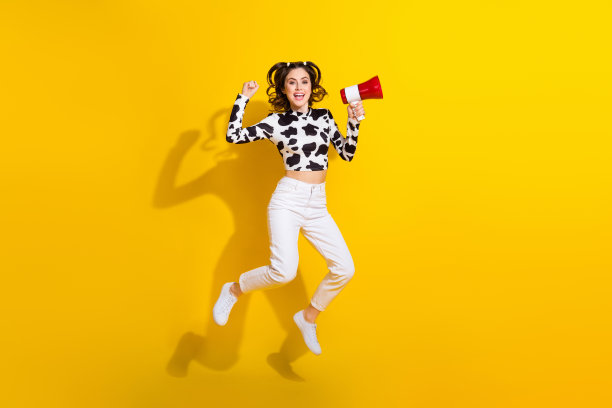 漂亮女孩的全尺寸照片在黑色斑点衣服跳宣布牛奶乳制品折扣孤立在亮色背景图片下载