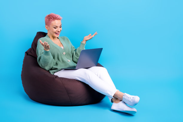 全身干部时髦的女孩视频会议她的同事谈论户外活动周末计划孤立的蓝色背景图片下载