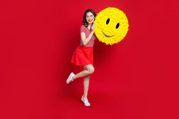 可爱可爱的人的全身照片站着一条腿拿着大的表情符号拼贴看起来空白的空间孤立的红色背景图片下载