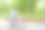 一个小女孩在城市公园里骑自行车。图片下载