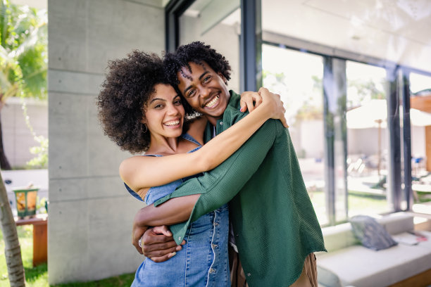 这是一对年轻的非洲裔夫妇站在现代豪华别墅里的照片。异国情调和豪华旅游的概念图片下载