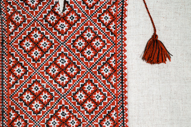 乌克兰绣花布美丽时尚民俗衬衫有质感的面料材料白色和红色的颜色手工制作的工艺产品为穿背景模板近距离查看图片概念图片下载