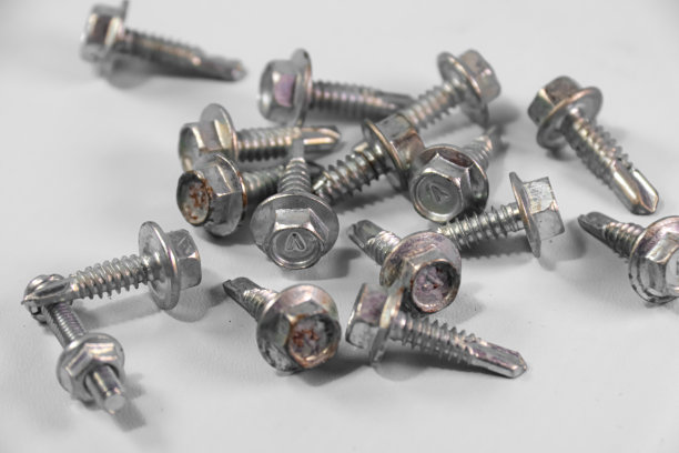 白色背景隔离屋顶金属板用自钻螺钉图片下载