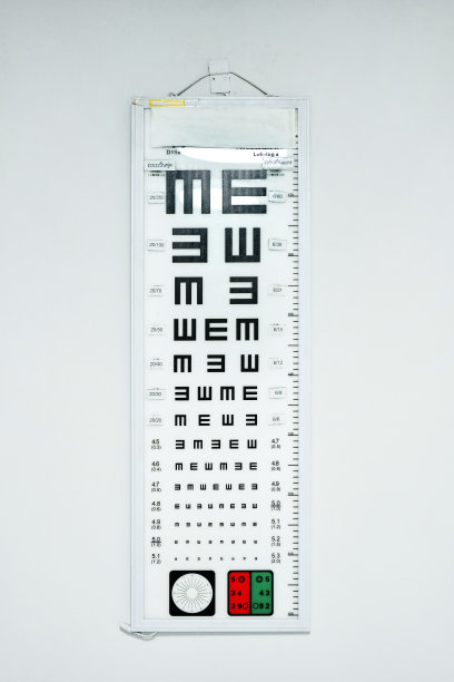 诊所墙上的验光师视力表图片下载