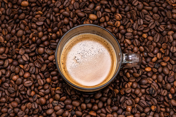 一个咖啡杯坐在咖啡豆，细节的杯子，细节的咖啡豆捕捉微距镜头，理想的广告-库存照片图片下载