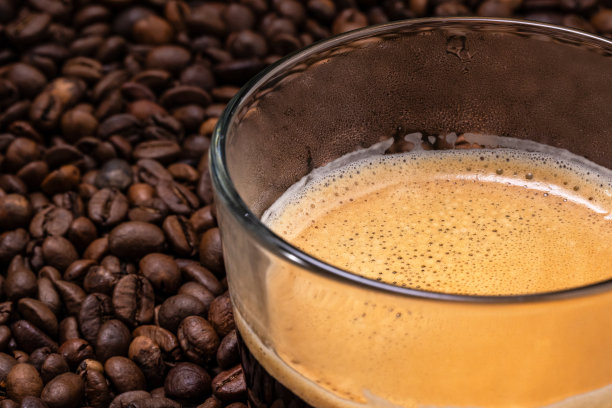 一个咖啡杯坐在咖啡豆，细节的杯子，细节的咖啡豆捕捉微距镜头，理想的广告-库存照片图片下载