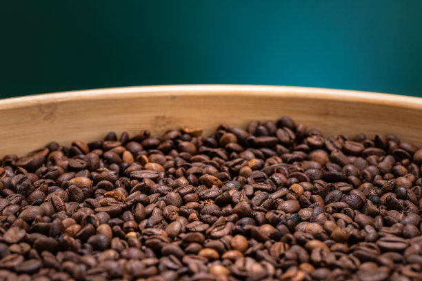 木筐里咖啡豆的细节，用微距镜头拍摄，非常适合做广告。-库存照片图片下载