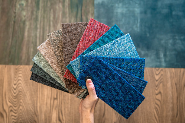 裁剪手持织物样品图片下载